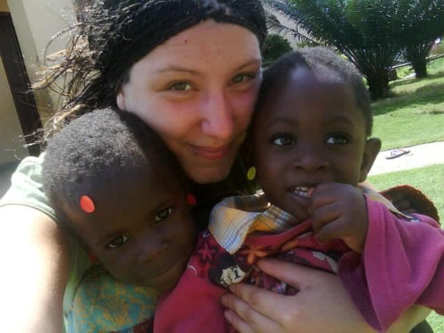 Carolin mit zwei Kindern vom Waisenhaus in Sokode (Togo)