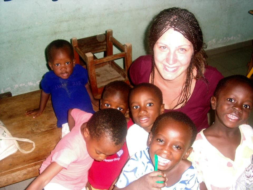 Carolin mit Kindern vom Waisenhaus in Sokode (Togo)